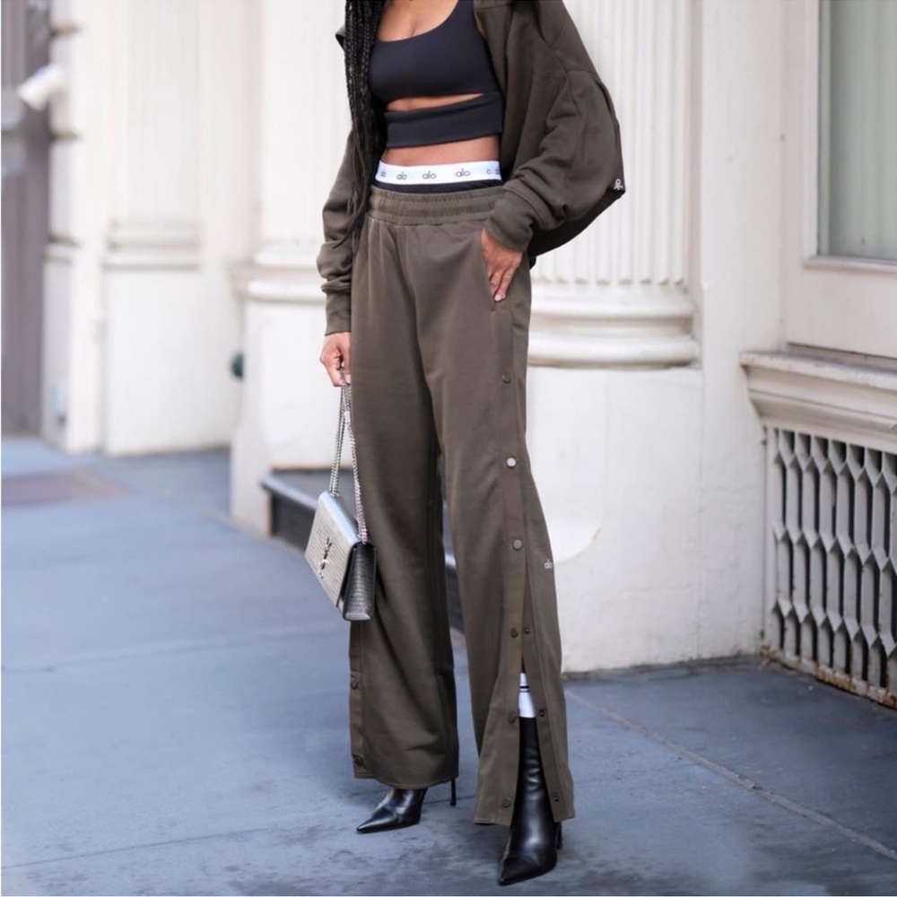 ALO Yoga Courtside Tearaway Snap Pants Size Small in Dark Olive